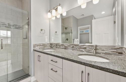 Contemporary Gem - Rooftop Deck & Private Hot Tub! - Foto 32