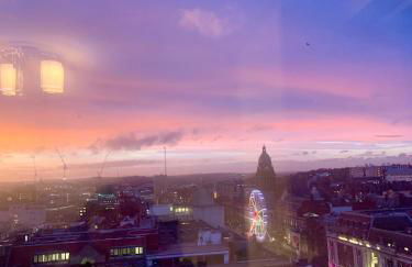 Award Winner of 2026 &2025 traveller & Best guest rated apartment, two bedroom, #1 Leeds city centres most central location, Great 180 degree views,balcony , PARKING onsite, Netflix & WiFi - Foto 13