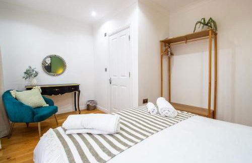 Spacious 4BR house, 2 en suites with garden & on-site parking - Foto 38