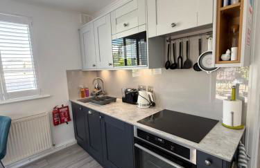 Little Trevio - seaside haven with parking and sea views - Photo 3