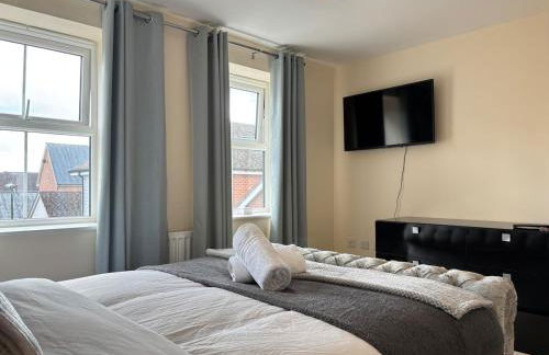 4BR Home - Gym - 3BA - Free Parking - En-suite - Near LGW Airport - Foto 11