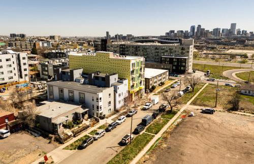 Walk to Mile High Stadium Modern Denver Townhome - Foto 26