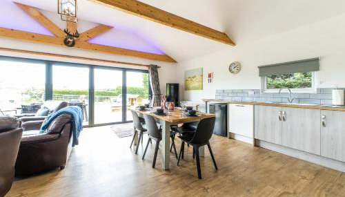 King Richard's Luxury Lodge - Sleeps up to 8, Dog Friendly, Near Sherwood Forest at Fairview Farm in Nottingham set in 88 acres and great for Groups, Family Gatherings & Corporate events - Foto 4