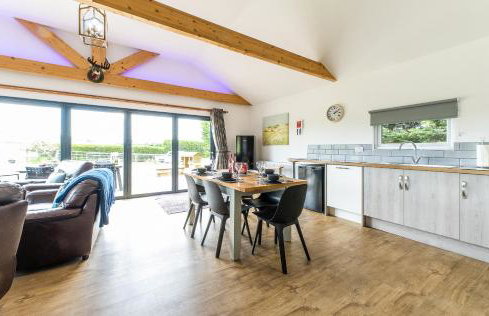 King Richard's Luxury Lodge - Sleeps up to 8, Dog Friendly, Near Sherwood Forest at Fairview Farm in Nottingham set in 88 acres and great for Groups, Family Gatherings & Corporate events - Foto 4