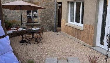 Beau Loft room proche mont saint Michel jaccuzi illimité en plein centre Avranches - Foto 5, Garden view