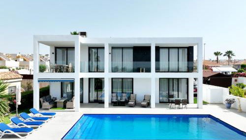Luxury villa with large swimming pool and outdoor area - Foto 4