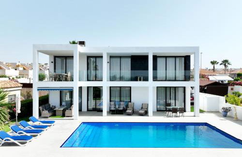 Luxury villa with large swimming pool and outdoor area - Foto 4