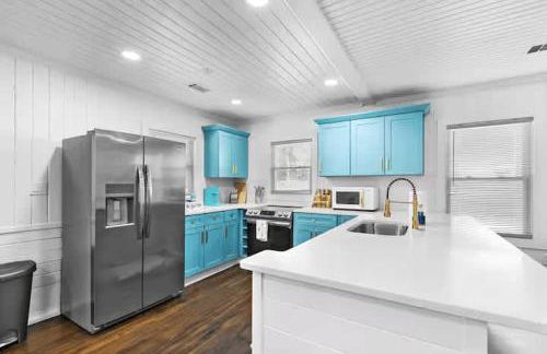 Chic Modern Cottage Near Downtown and Beaches Family - Photo 10