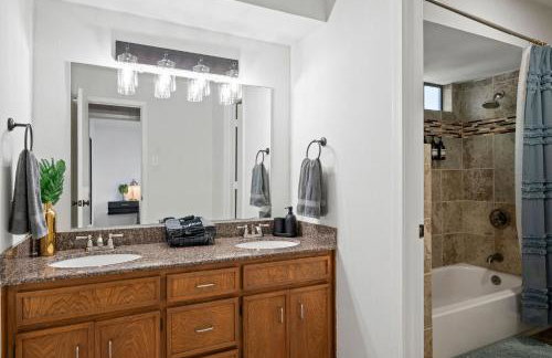 Garland Treehouse Villa: Patio Feasts & Creekside by Vacation Your way - Foto 43