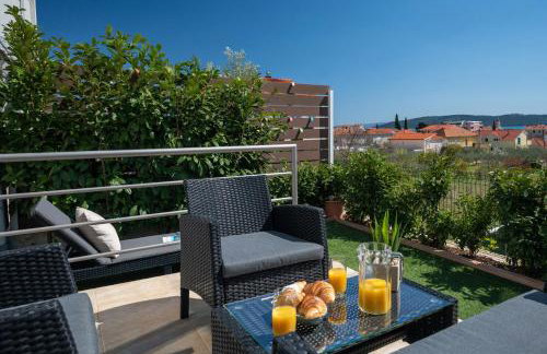 Apartment Tikvarin, Kaštel Kambelovac - Photo 2