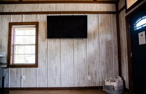 Rustic Chic Alabama Cabin w Loft Fire Pit Pet Friendly Fenced Yard Lake Guntersville - Lucky Lodge - Foto 14