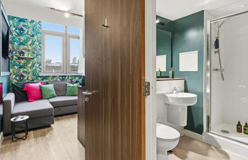 #115 ModernCity Escape Central Apartment- 10 mins to Royal Albert Dock Liverpool- Sleeps 4 - "Perfect for contractors and Families " - Foto 9