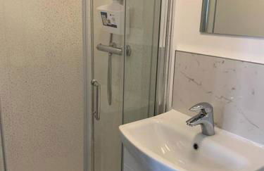 Newly refurbished studio, great location 8 studios - Photo 23