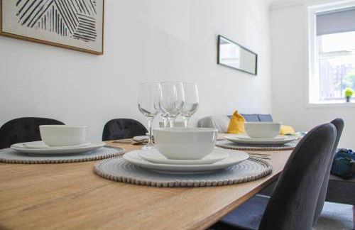 3-Bed Apartment Ideal for Contactors - Near Clyde Shipyard - 25 min Glasgow Airport - Photo 9