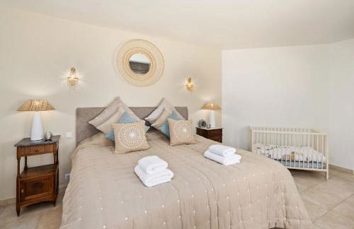 Villa La Genestière - Familienoase und Golfertraum mit Infinity-Pool und 180-Grad-Panoramablick bis zum Meer - Foto 49