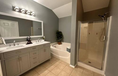 Lake Front Home, around 15 minutes drive to AT&T and Epic Water - Foto 12