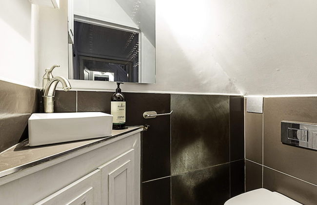 Gorgeous 4-bed Home With a Fireplace and Terrace - Foto 17