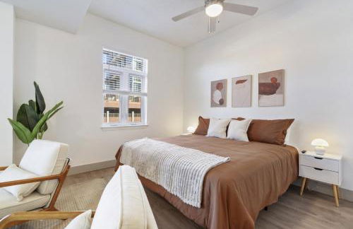 Uptown Luxury - Top Floor King Suite, Free Parking - Foto 15