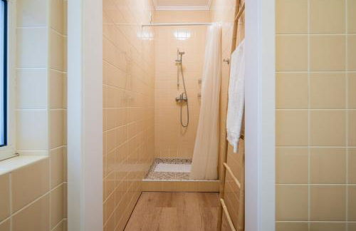 Bright & Spacious Villa by Beach - Photo 34