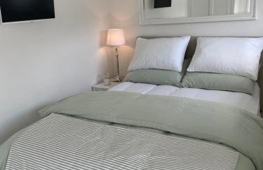 Double-Bed Bedroom, Living Room and Kitchenette, private Bathroom and Utility Room available at Willow House, Shepperton - Foto 3