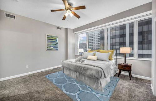 HUGE Panoramic SkySuite w/ Downtown VIEWS: Gym - Photo 20