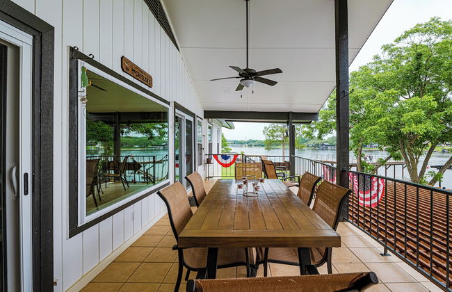 Waterfront 5 BR w/ Hot Tub Sleeps 13! - Foto 39