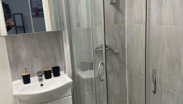 Spacious 2B Apt Zone 2 sleeps 4 F5 - Photo 2