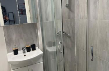 Spacious 2B Apt Zone 2 sleeps 4 F5 - Photo 2