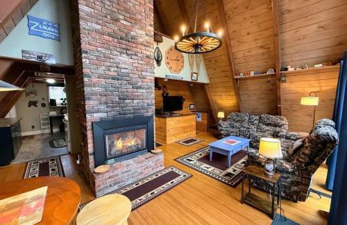 4M Cozy A-Frame in Bethlehem, NH - Fireplace, Firepit & Close to Skiing & Trails, Dogs welcome! - Photo 2