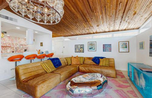 Lounge Poolside Scottsdale Gem with Game Room! - Foto 3