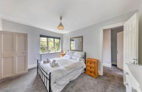 6 Bedroom Country Cottage with Hot Tub - Photo 14