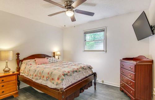 1 Mi to Pisgah Natl Forest Wooded Haven with Deck - Foto 16