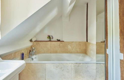 Luxury Spacious Country Home w/ Mountain Views - Photo 13