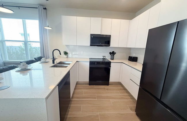 Modern 4BR Family Home With Private Pool - Photo 4