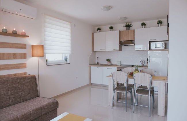 Poolside Hideout Apartments - Photo 30