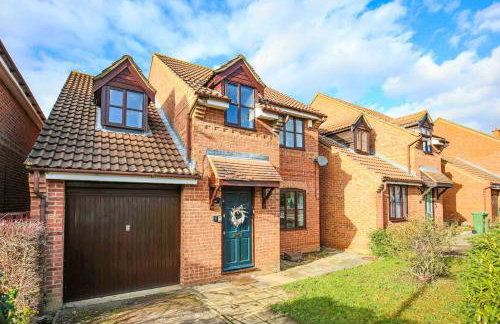 Detached House - Prime Location - Free Parking, Fast Wifi and Smart TVs with Sky TV and Netflix by Yoko Property - Photo 17