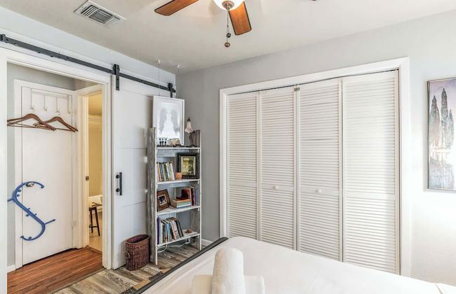 Cozy Retreat in Central East Austin - Photo 2