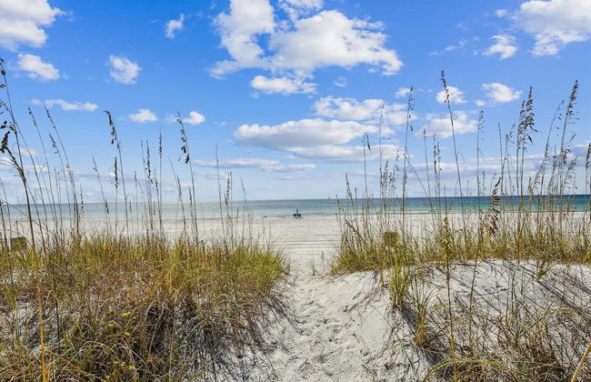 Just Beachy - 5 Bedroom Beach Front Home! Sleeps 20 Home by RedAwning - Foto 44