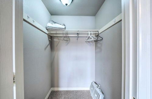 Apartment with Gas Fireplace about half Mi to Beach! - Foto 13