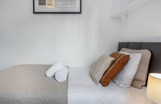 2 Bed Apartment Sleeps 5 - Wifi, Free Parking - Photo 4