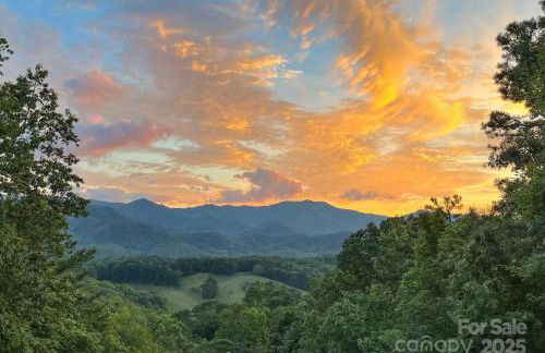 Chasing Sunsets: A Cozy 2-Bedroom Cabin in Smoky Mts with Stunning Mountain Views. - Foto 1