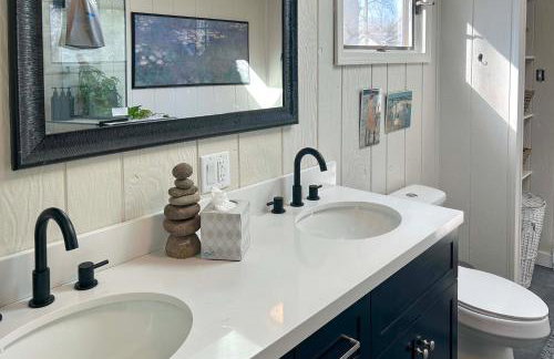 Sawyer Retreat with Fire Pit Less Than 2 Mi to Beaches! - Foto 21