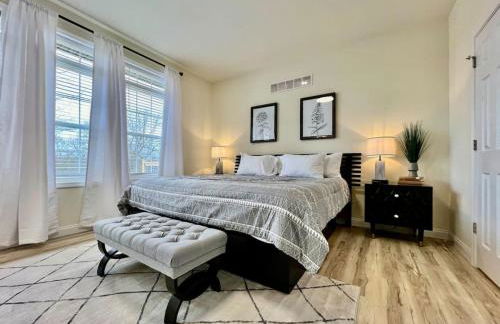 Beautiful NEW Ranch Home with a large deck and games - Foto 14