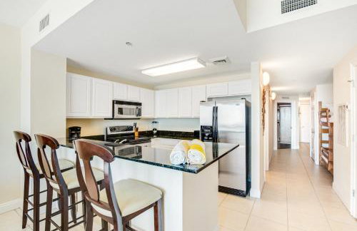 High-rise condo with pool & ocean views - walk to the beach - Foto 7