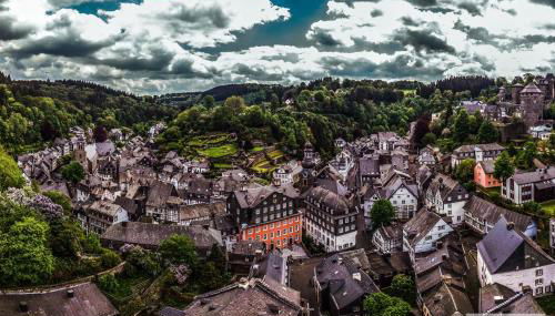 Mond Im Herzen von Monschau - Foto 2