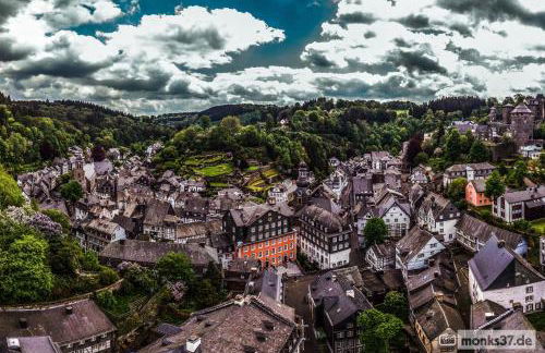 Mond Im Herzen von Monschau - Foto 2