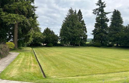 Couples Unique Stay in Bowling Club newly upgraded - Photo 33