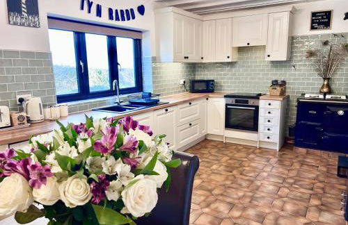 Ty'n Rardd Farmhouse Mountain Views, Secure Garden - Photo 55