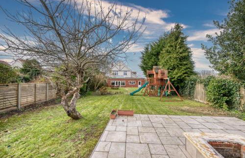 LONG TERM STAY SPECIAL OFFER AVAILABLE! 5-Bedroom Spacious, Stunning Design, Sociable Areas & Cosy House Near South Downs Park, Sleeps 11 with GAMES Room, PRIVATE PARKING and GARDEN - by Blue Puffin Stays - Foto 78