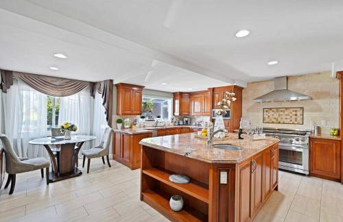 Gorgeous Villa with Private Heated Pool - Foto 28